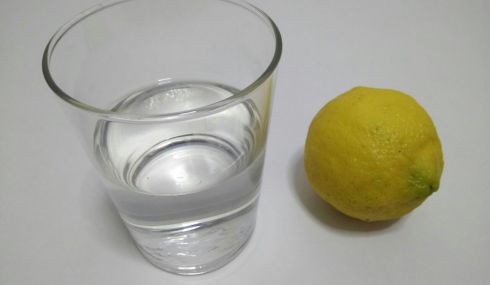 Agua con limón