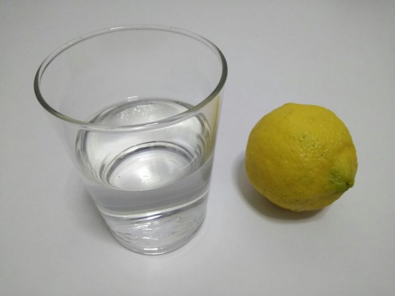 Agua con limón