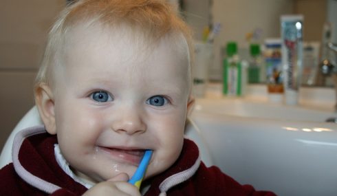 Bebé cepillando sus dientes