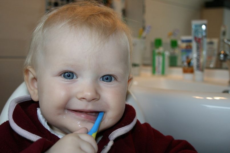 Bebé cepillando sus dientes