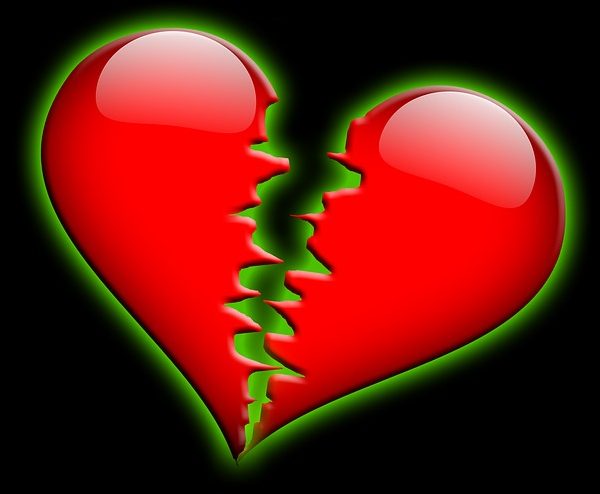 Corazón roto con fondo negro