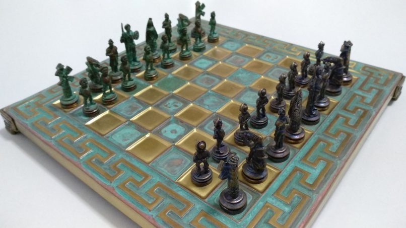 Tablero de ajedrez con sus piezas